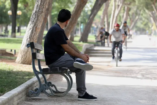 Abdul Rahman, refugiado afgano de 39 años, sentado en un banco del parque de Pignatelli este jueves en Zaragoza.