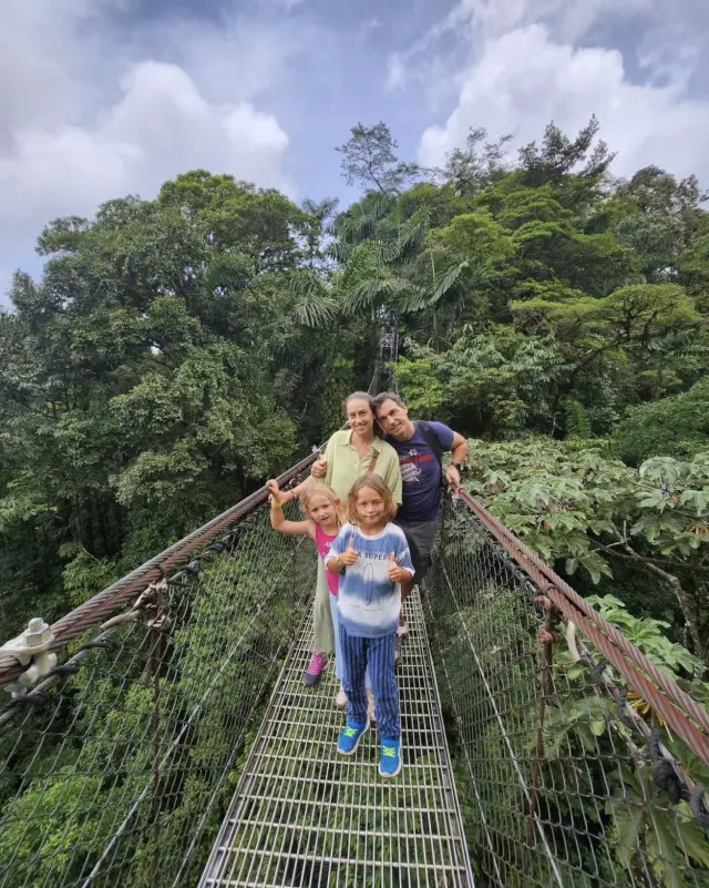Adriana Arpa, con sus hijos y su marido, en Costa Rica, su último viaje en familia.