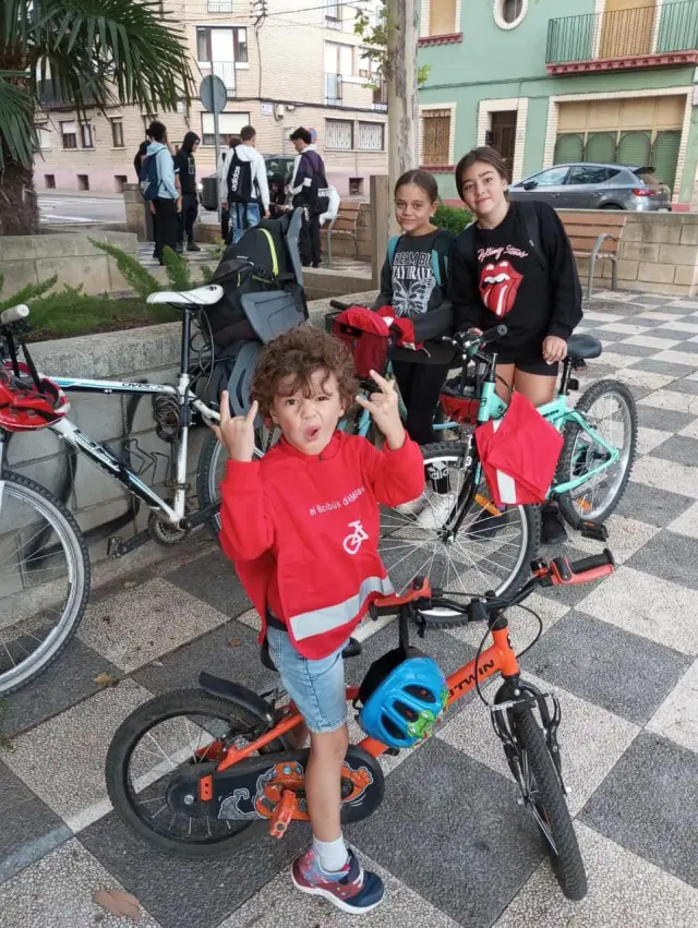 Roberto, Belén y Carmen, tres hermanos que han ido en bici al colegio.