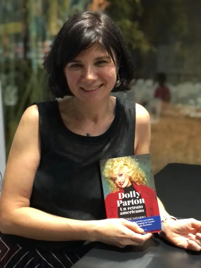 La periodista sabiñaniguense Beatriz Navarro, con su libro sobre Dolly Parton.