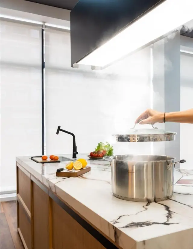Una cocina con una placa de inducción 100% invisible.