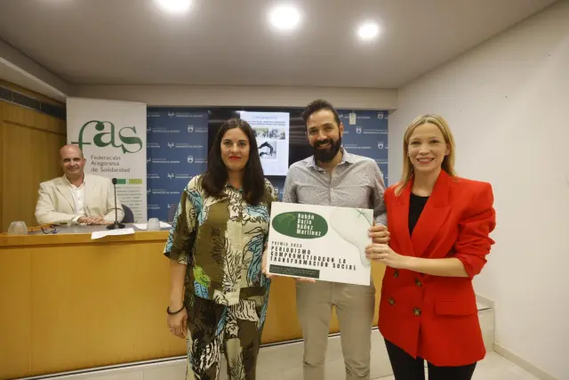 Rubén Darío Núñez, con el premio, junto a la vicepresidenta de la Asociación Aragonesa de Solidaridad, Isael Funes, y la presidenta de la Asociación de Periodistas de Aragón, Sara Castillero.