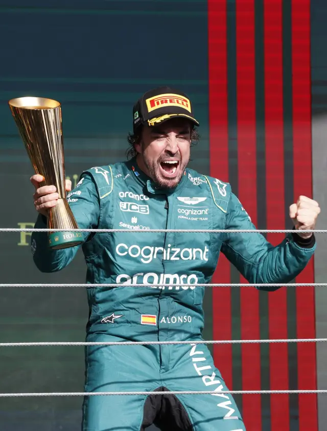 El español Fernando Alonso de Alpine celebra hoy, tras terminar tercero en el Gran Premio de Brasil de Fórmula 1, en el circuito de Interlagos, en Sao Paulo (Brasil). EFE/ Sebastiao Moreira