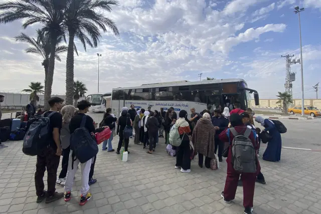Hispano-palestinos, este lunes en el paso de Rafah para salir de Gaza en dirección a Egipto.