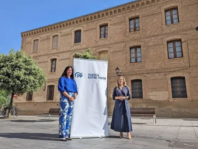 Lorena Orduna, a la izquierda, durante un acto de la campaña electoral frente al antiguo Seminario de Huesca.