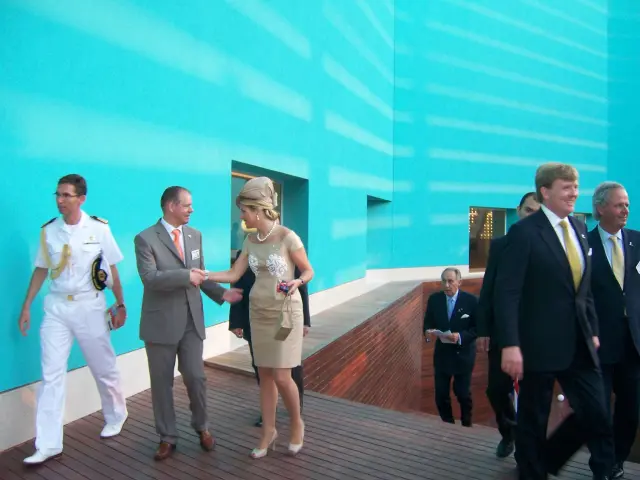 Menno Overvelde saluda a la princesa Máxima de Países Bajos en la Expo.