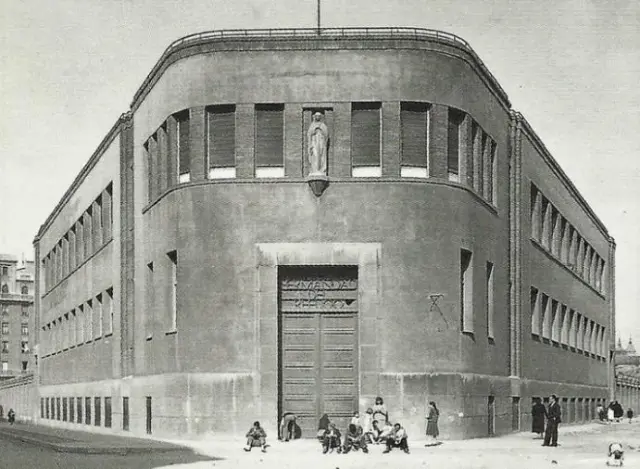 Imagen histórica de la sede del Refugio, que reúne todos sus flancos en una fachada casi elíptica.