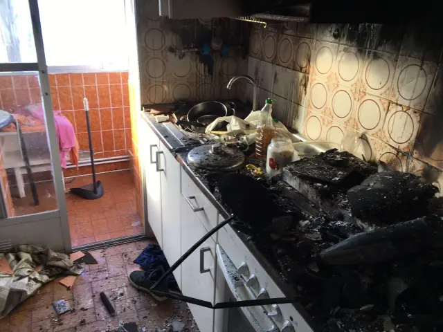 Estado en el que ha quedado la cocina de la vivienda en la que ha muerto un joven en Huesca.