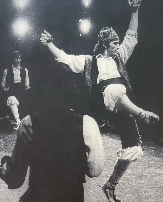 El bailarín Antonio Gades, con cachirulo, bailando 'su' jota.
