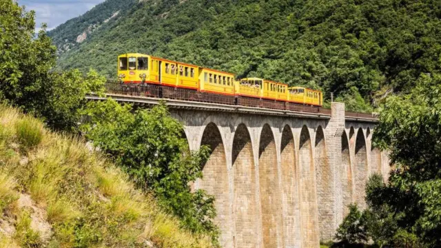 El tren amarillo de la Cerdaña nos invita a descubrir las cumbres de los Pirineos Orientales