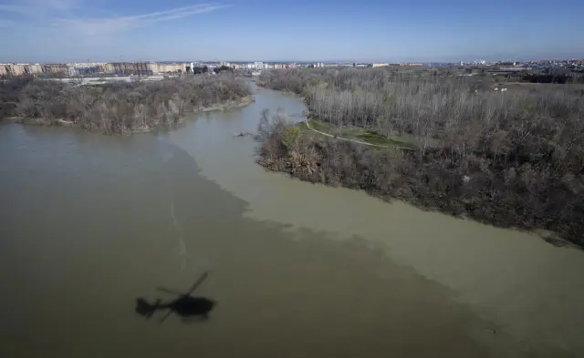 El helicóptero Cóndor de la Policía Nacional busca en el Ebro aguas abajo de Zaragoza a Javi Márquez, joven desaparecido.