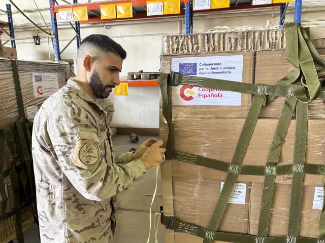Un soldado participa en los preparativos y carga de la ayuda humanitaria que parte a Gaza desde la Base Aérea de Zaragoza.