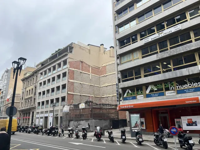 En la imagen, la esquina del Coso 65, un edificio que fue derribado y cuyos restos todavía yacen bajo unos andamios desde hace un par de años.