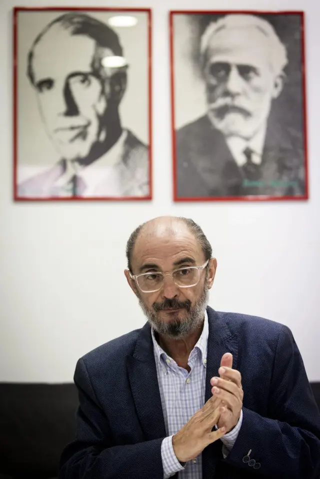 Javier Lambán, en la sede del PSOE-Aragón, ante los retratos de Julián Besteiro y Pablo Iglesias.