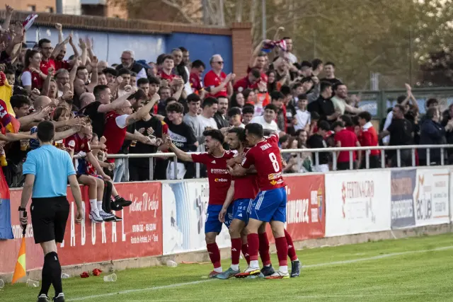 Los jugadores del Teruel celebran con sus aficionados el primer gol del partido.