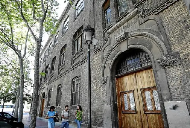 El edificio de La Caridad está situado en la calle de Moret, junto a la plaza de Los Sitios.