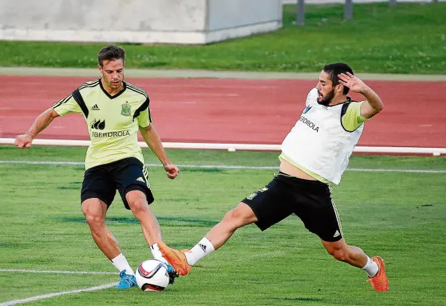 Azpilicueta (izquierda), defensa del Chelsea, corta el avance del madridista Isco durante el entrenamiento de la selección.