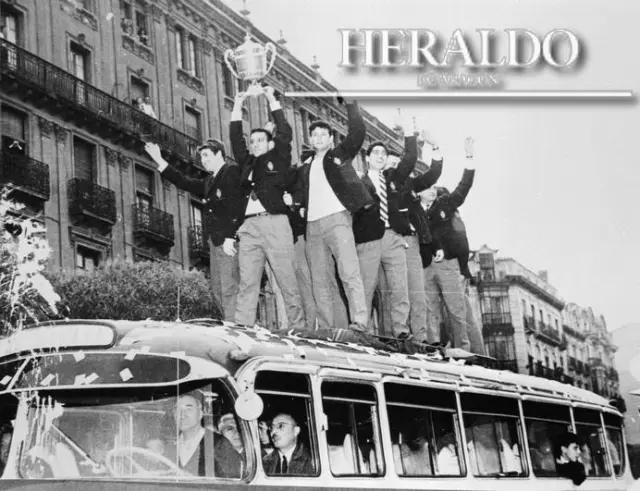 Se cumplen 50 años de la final de la Copa del Generalísimo en la que el Real Zaragoza ganó al Atlético de Bilbao por 2-0 en el Santiago Bernabéu, el 29 de mayo de 1966. En la foto, los jugadores subidos en el techo del autocar que los lleva a la Plaza del Pilar para dedicarle a la Virgen el gran trofeo. Canario sostiene la Copa. Documentación / Heraldo de Aragón