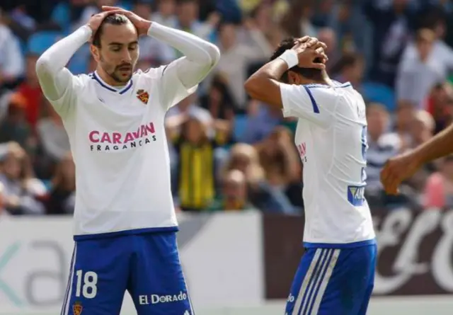 Ángel y Juan Muñoz, los dos delanteros que más minutos han jugado durante lo que va de temporada en la línea de ataque del Real Zaragoza, lamentan un error en un partido en La Romareda.