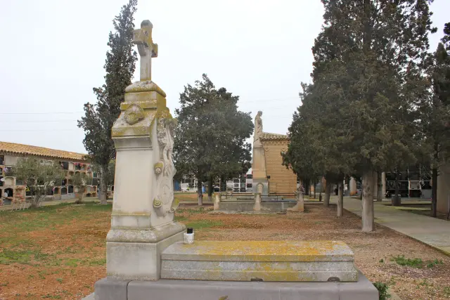 Antiguas sepulturas en el cementerio de Monzalbarba
