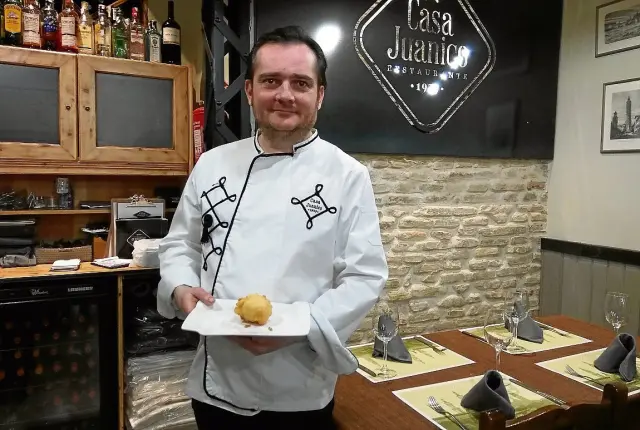 Míchel Velasco, chef de Casa Juanico, con la tapa 'Jamón con chorreras'.