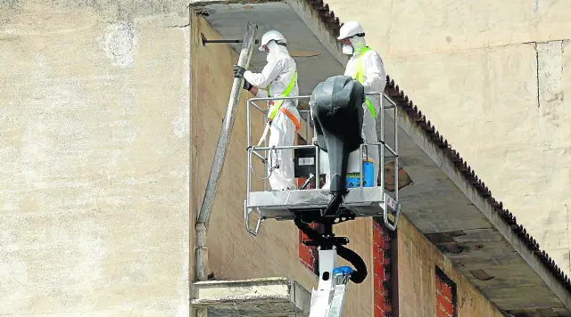trabajadores retiran el amianto del cine avenida de huesca para su derribo / Foto Javier Blasco / 3-8-14
