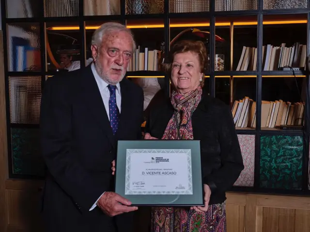 Vicente Ascaso recibiendo el premio.