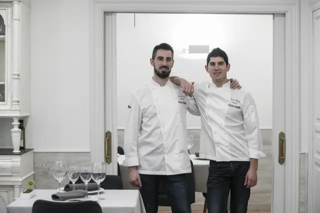 Los hermanos Carcas, en la cocina de su restaurante, Casa Pedro.