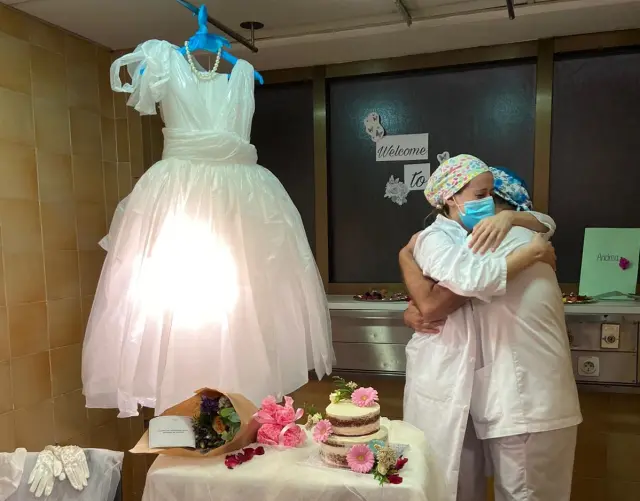 Una aragonesa se casa por sorpresa gracias a sus compañeros del hospital