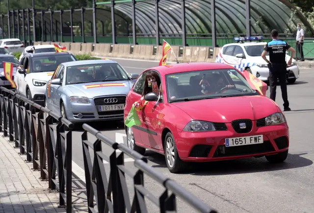 En fotos Las caravanas de coches de Vox en Zaragoza Huesca y