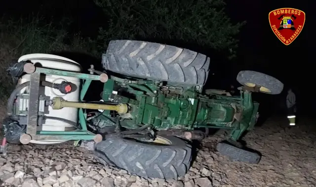 El tractor quedó volcado sobre un campo