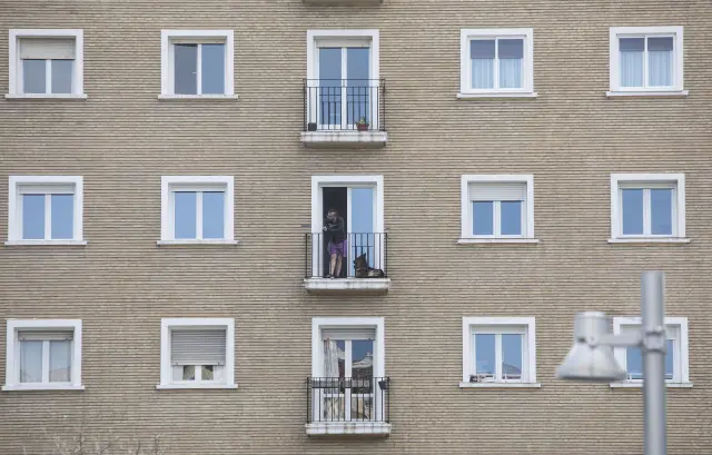 Un vecino de Zaragoza, con su perro en el balcón durante el confinamiento.