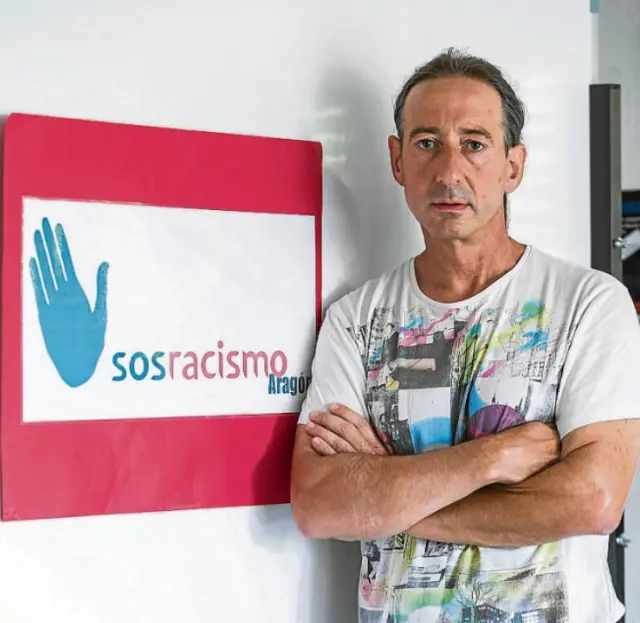 José Luis Aliaga, presidente de SOS Racismo Aragón, en una imagen de archivo en la sede de la asociación.