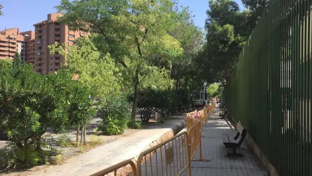 Obras para la colocación de nuevas farolas en la calle Condes de Aragón en Zaragoza