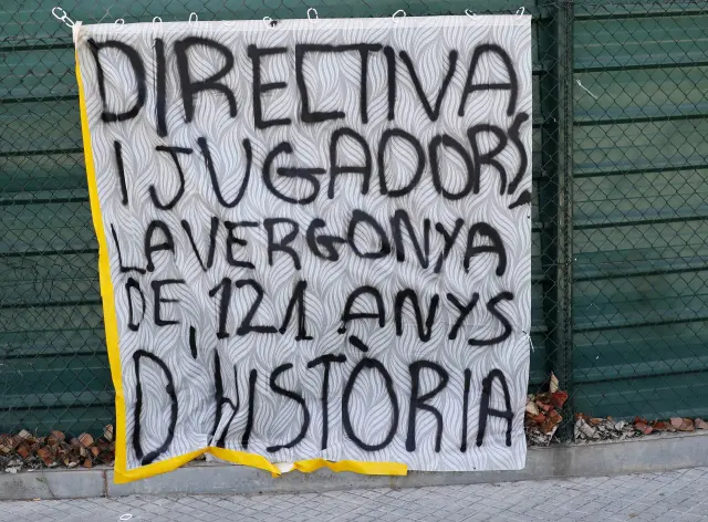 Pancartas y gritos contra la directiva y los jugadores del Barcelona