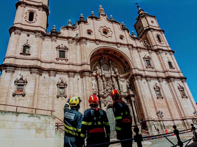 Bomberos de la DPT terminan los trabajos de retirada de nidos peligrosos en la iglesia de Santa María de Alcañiz