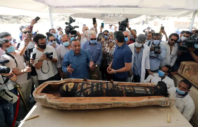 Mostafa Waziri durante la apertura de uno de los sarcófagos descubiertos en Saqqara.