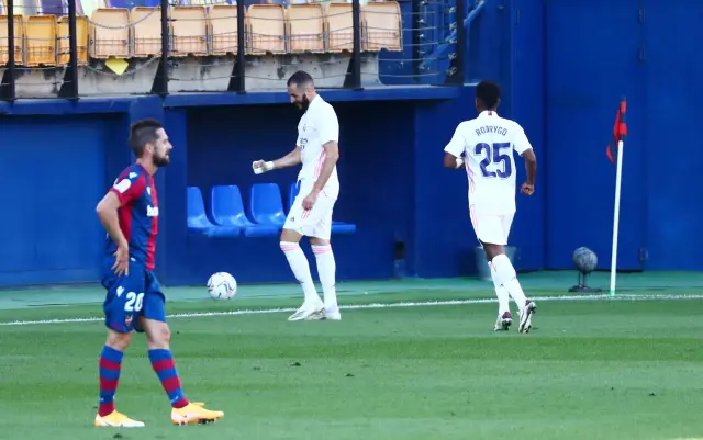 Benzema celebra su gol