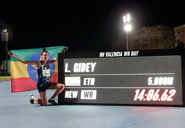 La atleta etíope Letensebet Gidey posa con su registro mundial de los 5.000 metros en Valencia