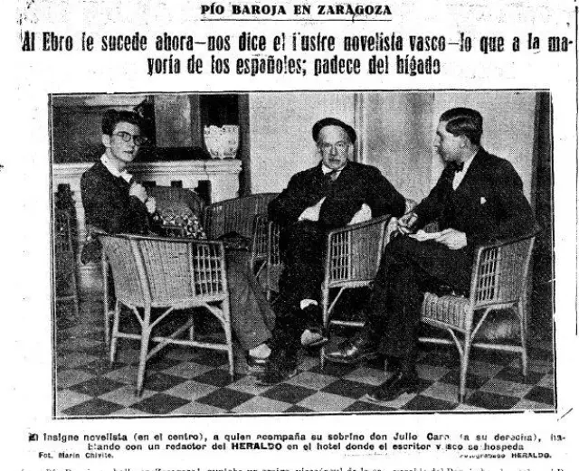 La imagen de Marín Chivite, llena de fuerza por la mirada de Pío Baroja, muestra un momento de la entrevista. Destaca también la presencia de Julio Caro, uno de los grandes humanistas del siglo XX español.