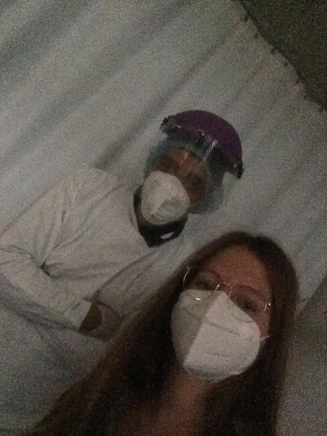 Paula, con su padre, durante su estancia en el hospital