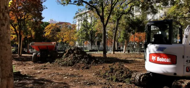 Renovación del césped, con la preparación y acondicionamiento del terreno en la plaza de Los Sitios