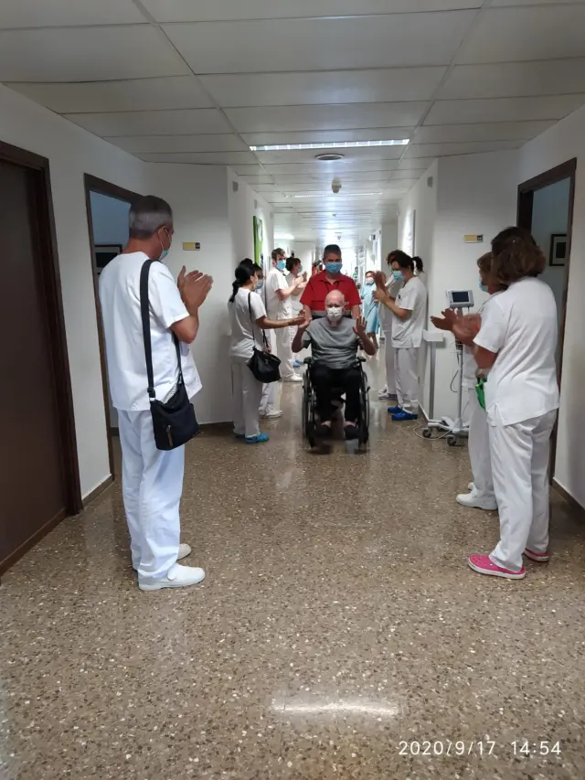 Leonardo Subías abandona el hospital mientras recibe el aplauso de los sanitarios del Hospital de Barbastro.