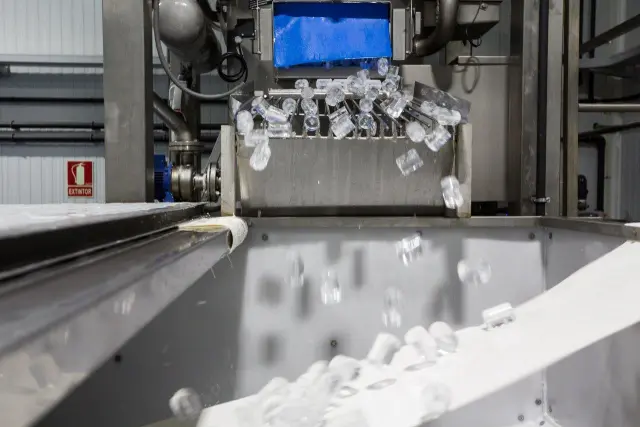 Proceso de fabricación de cubitos de hielo en las instalaciones de Frescofrío de Mercazaragoza