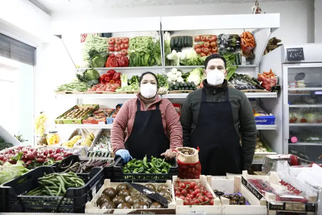 Carmen Achina y Segundo Guaman en su tienda Frutas y Verduras y Más.