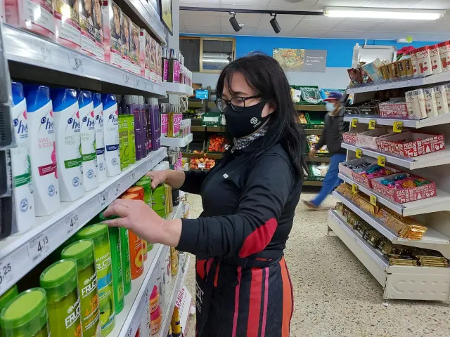 Noelia Tello en el supermercado que acaba de abrir en Belchite.