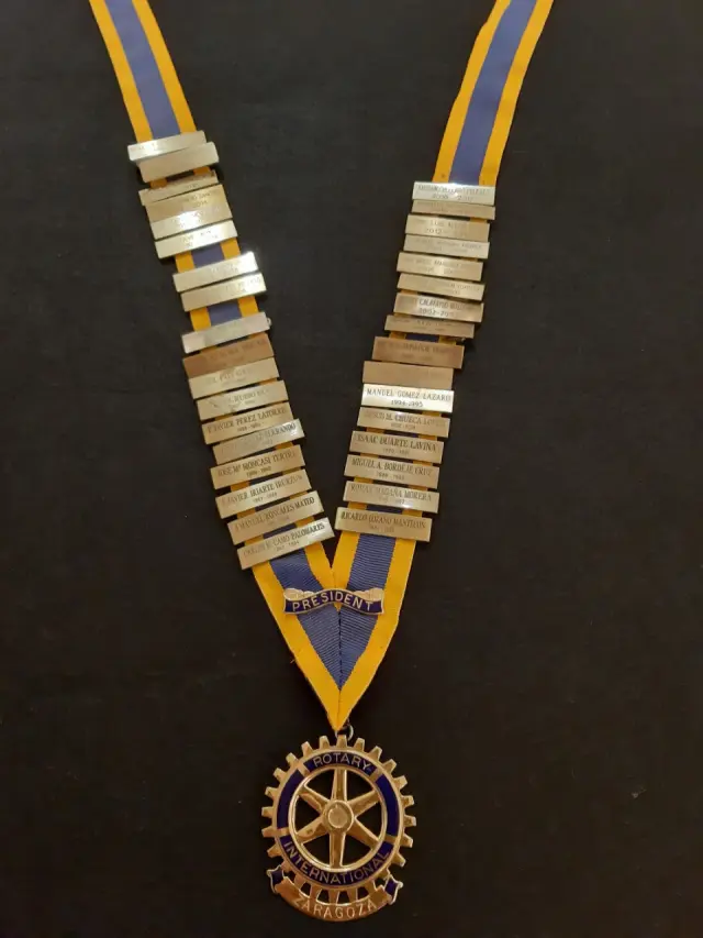 En el collar figuran placas de todos los presidentes del club y su año de presidencia. Este año por la pandemia el ceremonial del cambio de collares fue un acto simbólico.