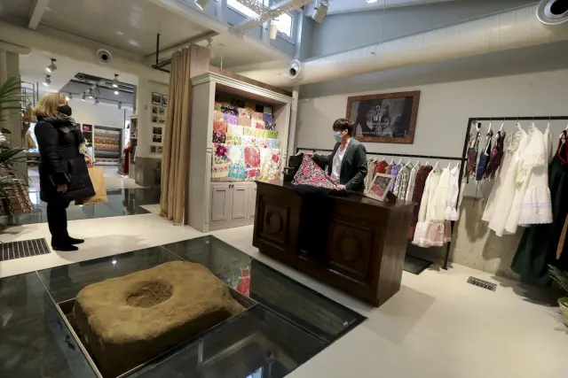 La tienda de ropa tradicional A Faldriquera ya ha abierto en el local donde estan los restos del teatro romano de Huesca Imagenes
