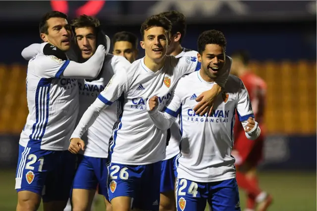 Los jugadores del Real Zaragoza celebran el gol de Raí Nascimento que adelantaba a los aragoneses en Alcorcón y que sería inútil.