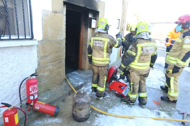 Al lugar han acudido los bomberos de Huesca, que han acabado de sofocar el incendio después del intenso trabajo de los vecinos.